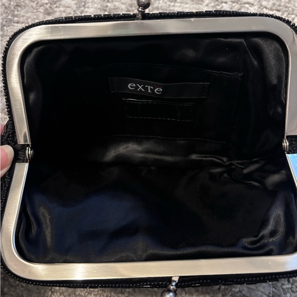 Extē Spade Beaded Clutch with Kiss Lock - Picture 4 of 7